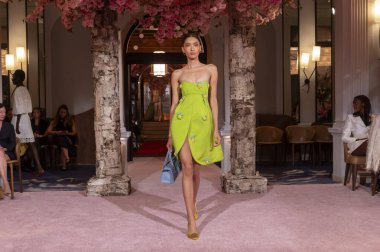 Nardos - Runway - Eylül 2024 New York Moda Haftası. 9 Eylül 2024, New York, New York, ABD: New York City 'de New York Moda Haftası' nın Eylül 2024 'te New York şehrinde bir manken podyumda yürüyor.. 