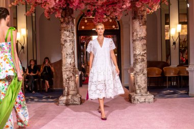 Nardos - Runway - Eylül 2024 New York Moda Haftası. 9 Eylül 2024, New York, New York, ABD: New York City 'de New York Moda Haftası' nın Eylül 2024 'te New York şehrinde bir manken podyumda yürüyor.. 