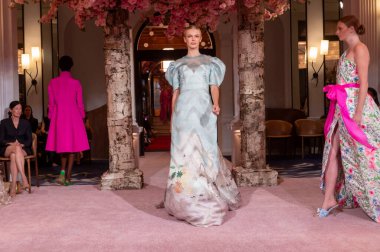 Nardos - Runway - Eylül 2024 New York Moda Haftası. 9 Eylül 2024, New York, New York, ABD: New York City 'de New York Moda Haftası' nın Eylül 2024 'te New York şehrinde bir manken podyumda yürüyor.. 