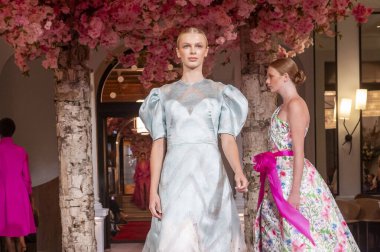 Nardos - Runway - Eylül 2024 New York Moda Haftası. 9 Eylül 2024, New York, New York, ABD: New York City 'de New York Moda Haftası' nın Eylül 2024 'te New York şehrinde bir manken podyumda yürüyor.. 