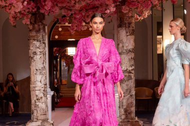 Nardos - Runway - Eylül 2024 New York Moda Haftası. 9 Eylül 2024, New York, New York, ABD: New York City 'de New York Moda Haftası' nın Eylül 2024 'te New York şehrinde bir manken podyumda yürüyor.. 