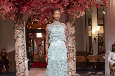 Nardos - Runway - Eylül 2024 New York Moda Haftası. 9 Eylül 2024, New York, New York, ABD: New York City 'de New York Moda Haftası' nın Eylül 2024 'te New York şehrinde bir manken podyumda yürüyor.. 