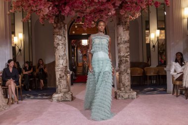 Nardos - Runway - Eylül 2024 New York Moda Haftası. 9 Eylül 2024, New York, New York, ABD: New York City 'de New York Moda Haftası' nın Eylül 2024 'te New York şehrinde bir manken podyumda yürüyor.. 