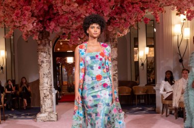 Nardos - Runway - Eylül 2024 New York Moda Haftası. 9 Eylül 2024, New York, New York, ABD: New York City 'de New York Moda Haftası' nın Eylül 2024 'te New York şehrinde bir manken podyumda yürüyor.. 