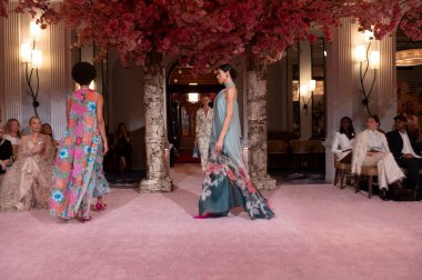 Nardos - Runway - Eylül 2024 New York Moda Haftası. 9 Eylül 2024, New York, New York, ABD: New York City 'de New York Moda Haftası' nın Eylül 2024 'te New York şehrinde bir manken podyumda yürüyor.. 