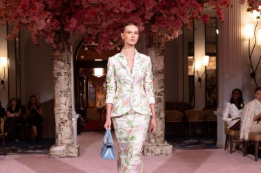 Nardos - Runway - Eylül 2024 New York Moda Haftası. 9 Eylül 2024, New York, New York, ABD: New York City 'de New York Moda Haftası' nın Eylül 2024 'te New York şehrinde bir manken podyumda yürüyor.. 