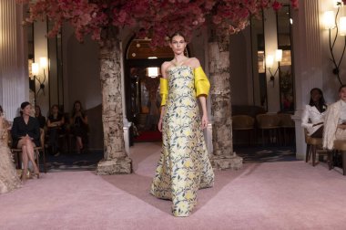 Nardos - Runway - Eylül 2024 New York Moda Haftası. 9 Eylül 2024, New York, New York, ABD: New York City 'de New York Moda Haftası' nın Eylül 2024 'te New York şehrinde bir manken podyumda yürüyor.. 