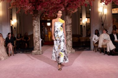 Nardos - Runway - Eylül 2024 New York Moda Haftası. 9 Eylül 2024, New York, New York, ABD: New York City 'de New York Moda Haftası' nın Eylül 2024 'te New York şehrinde bir manken podyumda yürüyor.. 