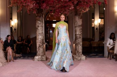 Nardos - Runway - Eylül 2024 New York Moda Haftası. 9 Eylül 2024, New York, New York, ABD: New York City 'de New York Moda Haftası' nın Eylül 2024 'te New York şehrinde bir manken podyumda yürüyor.. 