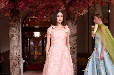 Nardos - Runway - Eylül 2024 New York Moda Haftası. 9 Eylül 2024, New York, New York, ABD: New York City 'de New York Moda Haftası' nın Eylül 2024 'te New York şehrinde bir manken podyumda yürüyor.. 