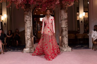 Nardos - Runway - Eylül 2024 New York Moda Haftası. 9 Eylül 2024, New York, New York, ABD: New York City 'de New York Moda Haftası' nın Eylül 2024 'te New York şehrinde bir manken podyumda yürüyor.. 