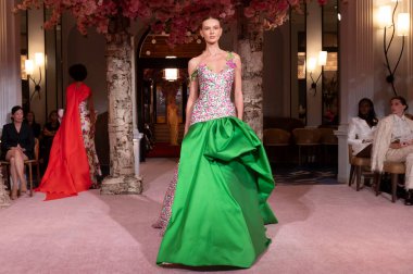 (Nardos-Runway - Eylül 2024 New York Moda Haftası. 9 Eylül 2024, New York, New York, ABD: New York City 'de New York Moda Haftası' nda 9 Eylül 2024 tarihinde Nardos gösterisinde bir model podyumda yürüyor. (Cre