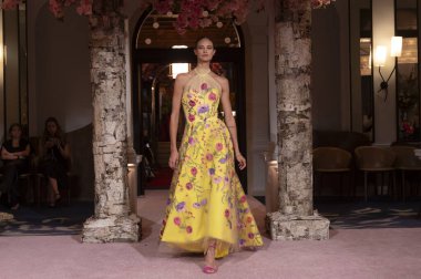 (Nardos-Runway - Eylül 2024 New York Moda Haftası. 9 Eylül 2024, New York, New York, ABD: New York City 'de New York Moda Haftası' nda 9 Eylül 2024 tarihinde Nardos gösterisinde bir model podyumda yürüyor. (Cre