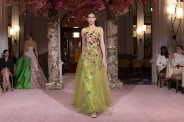 (Nardos-Runway - Eylül 2024 New York Moda Haftası. 9 Eylül 2024, New York, New York, ABD: New York City 'de New York Moda Haftası' nda 9 Eylül 2024 tarihinde Nardos gösterisinde bir model podyumda yürüyor. (Cre