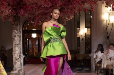 (Nardos-Runway - Eylül 2024 New York Moda Haftası. 9 Eylül 2024, New York, New York, ABD: New York City 'de New York Moda Haftası' nda 9 Eylül 2024 tarihinde Nardos gösterisinde bir model podyumda yürüyor. (Cre