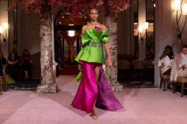 (Nardos-Runway - Eylül 2024 New York Moda Haftası. 9 Eylül 2024, New York, New York, ABD: New York City 'de New York Moda Haftası' nda 9 Eylül 2024 tarihinde Nardos gösterisinde bir model podyumda yürüyor. (Cre