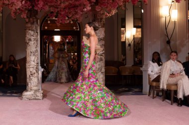 (Nardos-Runway - Eylül 2024 New York Moda Haftası. 9 Eylül 2024, New York, New York, ABD: New York City 'de New York Moda Haftası' nda 9 Eylül 2024 tarihinde Nardos gösterisinde bir model podyumda yürüyor. (Cre