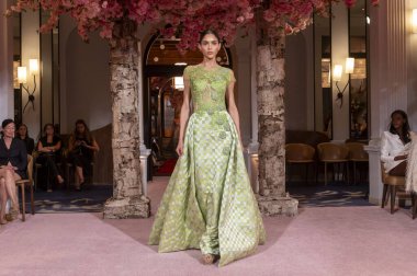 (Nardos-Runway - Eylül 2024 New York Moda Haftası. 9 Eylül 2024, New York, New York, ABD: New York City 'de New York Moda Haftası' nda 9 Eylül 2024 tarihinde Nardos gösterisinde bir model podyumda yürüyor. (Cre