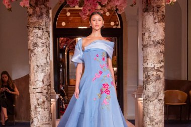 (Nardos-Runway - Eylül 2024 New York Moda Haftası. 9 Eylül 2024, New York, New York, ABD: New York City 'de New York Moda Haftası' nda 9 Eylül 2024 tarihinde Nardos gösterisinde bir model podyumda yürüyor. (Cre