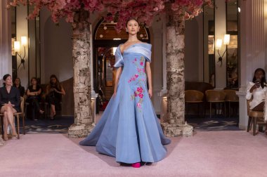 (Nardos-Runway - Eylül 2024 New York Moda Haftası. 9 Eylül 2024, New York, New York, ABD: New York City 'de New York Moda Haftası' nda 9 Eylül 2024 tarihinde Nardos gösterisinde bir model podyumda yürüyor. (Cre