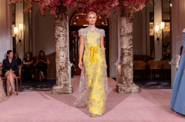 (Nardos-Runway - Eylül 2024 New York Moda Haftası. 9 Eylül 2024, New York, New York, ABD: New York City 'de New York Moda Haftası' nda 9 Eylül 2024 tarihinde Nardos gösterisinde bir model podyumda yürüyor. (Cre