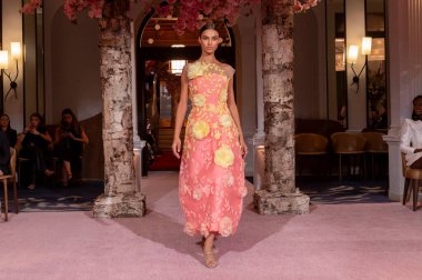 (Nardos-Runway - Eylül 2024 New York Moda Haftası. 9 Eylül 2024, New York, New York, ABD: New York City 'de New York Moda Haftası' nda 9 Eylül 2024 tarihinde Nardos gösterisinde bir model podyumda yürüyor. (Cre