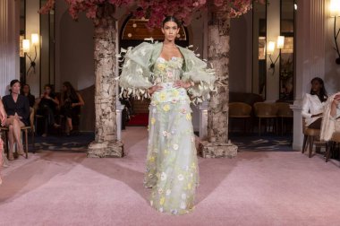 (Nardos-Runway - Eylül 2024 New York Moda Haftası. 9 Eylül 2024, New York, New York, ABD: New York City 'de New York Moda Haftası' nda 9 Eylül 2024 tarihinde Nardos gösterisinde bir model podyumda yürüyor. (Cre