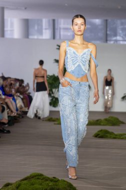 NEW YORK - 10 Eylül 2024 New York Moda Haftası 'nda 10 Eylül 2024' te New York City 'de bir model podyumda yürüyor.. 