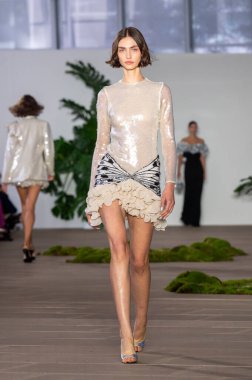 NEW YORK - 10 Eylül 2024 New York Moda Haftası 'nda 10 Eylül 2024' te New York City 'de bir model podyumda yürüyor.. 