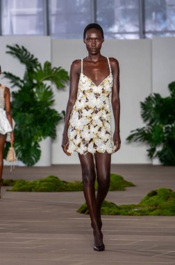 NEW YORK - 10 Eylül 2024 New York Moda Haftası 'nda 10 Eylül 2024' te New York City 'de bir model podyumda yürüyor.. 