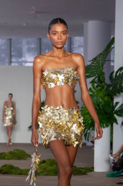 NEW YORK - 10 Eylül 2024 New York Moda Haftası 'nda 10 Eylül 2024' te New York City 'de bir model podyumda yürüyor.. 