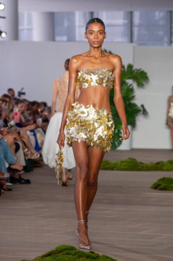 NEW YORK - 10 Eylül 2024 New York Moda Haftası 'nda 10 Eylül 2024' te New York City 'de bir model podyumda yürüyor.. 