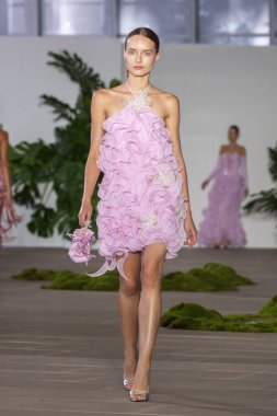 NEW YORK - 10 Eylül 2024 New York Moda Haftası 'nda 10 Eylül 2024' te New York City 'de bir model podyumda yürüyor.. 