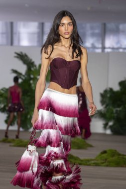 NEW YORK - 10 Eylül 2024 New York Moda Haftası 'nda 10 Eylül 2024' te New York City 'de bir model podyumda yürüyor.. 