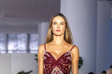 NEW YORK, NEW YORK - 10 Eylül 2024 New York Moda Haftası 'nda 10 Eylül 2024' te New York 'ta Patbo gösterisinde Model Alessandra Ambrosio podyumda yürüyor.