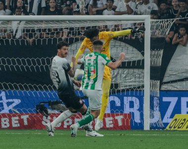 Sao Paulo (SP), Brezilya 09 / 11 / 2024 - Corinthians oyuncusu Hugo Souza ile Juventude arasında oynanan karşılaşmada Brezilya Kupası 'nın Neo Quimica Arena' daki çeyrek finalinin ikinci ayağı için mücadele etti. 