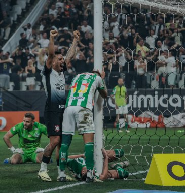 Sao Paulo (SP), Brezilya 09 / 11 / 2024 - Korintliler ve Juventude arasında oynanan karşılaşmada Brezilya Kupası çeyrek finalinin ikinci golünü Neo Quimica Arena 'da kutladı 
