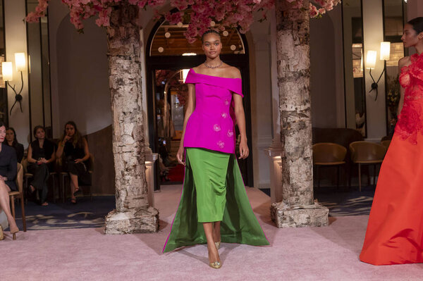 Nardos - Runway - September 2024 New York Fashion Week. 09 сентября 2024 года, Нью-Йорк, Нью-Йорк, США: модель ходит по подиуму на шоу Нардоса в сентябре 2024 года Неделя моды в Даниэле 09 сентября 2024 года в Нью-Йорке. 