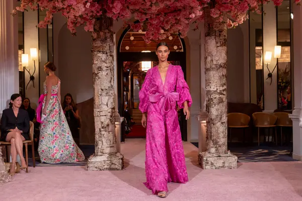 Nardos - Runway - Eylül 2024 New York Moda Haftası. 9 Eylül 2024, New York, New York, ABD: New York City 'de New York Moda Haftası' nın Eylül 2024 'te New York şehrinde bir manken podyumda yürüyor.. 