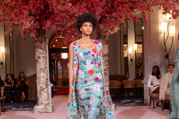 Nardos - Runway - September 2024 New York Fashion Week. 09 сентября 2024 года, Нью-Йорк, Нью-Йорк, США: модель ходит по подиуму на шоу Нардоса в сентябре 2024 года Неделя моды в Даниэле 09 сентября 2024 года в Нью-Йорке. 