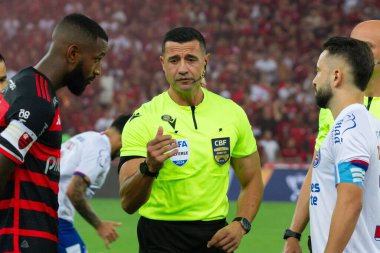 Rio de Janeiro (RJ), Brezilya 09 / 12 / 2024 - Hakem: Braulio da Silva Machado (SC), Flamengo ile Bahia arasındaki maç sırasında Mario Filho Stadyumu 'nda (Maracana) düzenlenen 2024 Brezilya Kupası çeyrek finalleri için geçerlidir.)