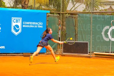 CURITIBA (PR), Brazil 09 / 13 / 2024 - Brezilya Kulüpler Arası Çocuklar ve Gençler Tenis Şampiyonası bu Cuma Clube Curitibano 'daki Lucius Smythe genel merkezinde başladı