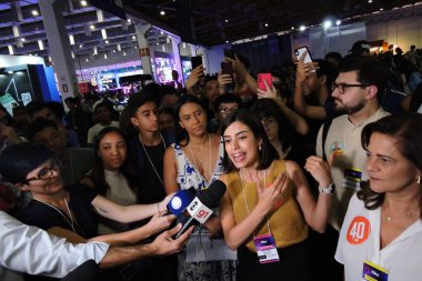 Sao Paulo (SP), Brezilya 09 / 13 / 2024 - Sao Paulo belediye başkanı adayı Tabata Amaral (PSB), Vila Guilherme 'deki Expo Center Norte' deki CIEE stajyerlik fuarındaydı.