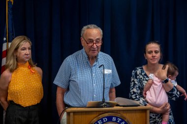 Senatör Schumer Senato 'da tüp bebek yasası için bir oy daha açıkladı. 15 Eylül 2024, New York, New York, ABD: Senato Çoğunluk Lideri, ABD Senatör Chuck Schumer (D-NY), New York aileleri ve çocukları ile ayakta duruyor. 