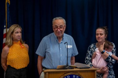 Senatör Schumer Senato 'da tüp bebek yasası için bir oy daha açıkladı. 15 Eylül 2024, New York, New York, ABD: Senato Çoğunluk Lideri, ABD Senatör Chuck Schumer (D-NY), New York aileleri ve çocukları ile ayakta duruyor. 