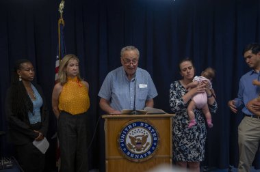Senatör Schumer Senato 'da tüp bebek yasası için bir oy daha açıkladı. 15 Eylül 2024, New York, New York, ABD: Senato Çoğunluk Lideri, ABD Senatör Chuck Schumer (D-NY), New York aileleri ve çocukları ile ayakta duruyor. 
