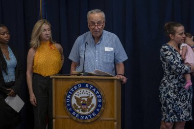 Senatör Schumer Senato 'da tüp bebek yasası için bir oy daha açıkladı. 15 Eylül 2024, New York, New York, ABD: Senato Çoğunluk Lideri, ABD Senatör Chuck Schumer (D-NY), New York aileleri ve çocukları ile ayakta duruyor. 