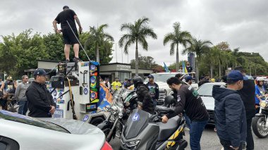 Sao Paulo (SP), Brezilya 09 / 15 / 2024 - Sao Paulo belediye başkanı adayı Pablo Marcal (PRTB), kentin kuzeyinde düzenlenen motosiklet mitingine destekçileriyle katıldı