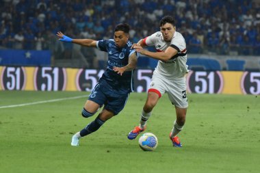 BELO HORIZONTE (MG), Brezilya 09 / 15 / 2024 - Cruzeiro 'dan Kaio Jorge, Sao Paulo' dan Ferraresi ile Brezilya Şampiyonluk Serisi A için geçerli olan maçta top için tartıştı