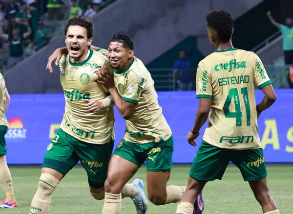 Sao Paulo (SP), Brezilya 09 / 15 / 2024 - Palmeiras 'lı Raphael Veiga, Brezilya Futbol Şampiyonası' nın 26. turu için geçerli olan Palmeiras ve Criciuma arasındaki maçtaki golünü kutluyor.